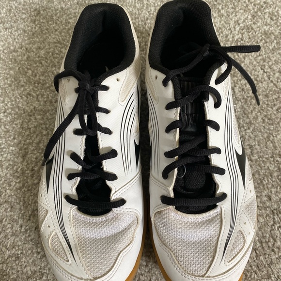 Girls Mizuno volleyball shoes - Picture 3 of 3